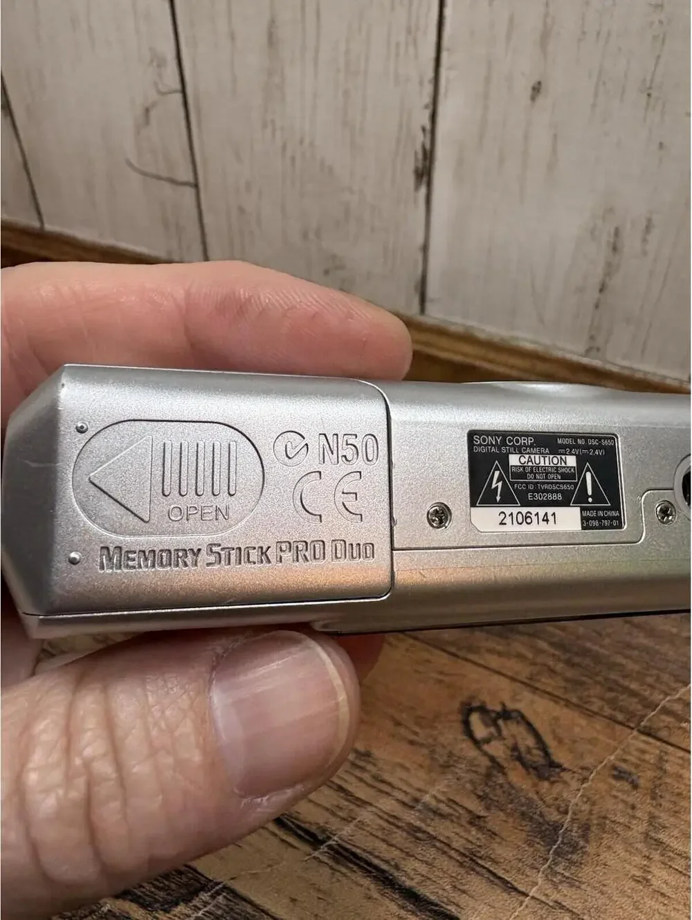 Sony Cyber-shot DSC-S650 7.2MP Digital Camera Silver 3X Optical Zoom FOR PARTS